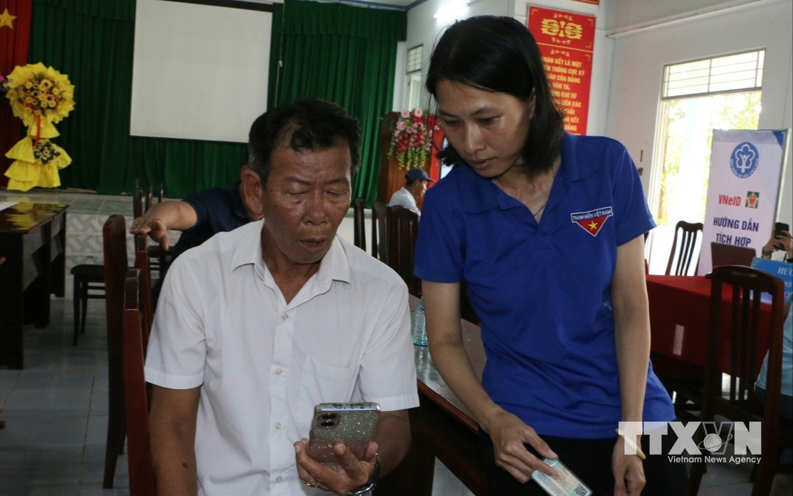 Tổ Công nghệ số cộng đồng, hướng dẫn người dân góp phần đưa các tiện ích số đến gần hơn với từng hộ dân. (Ảnh: Duy Khương/TTXVN)
